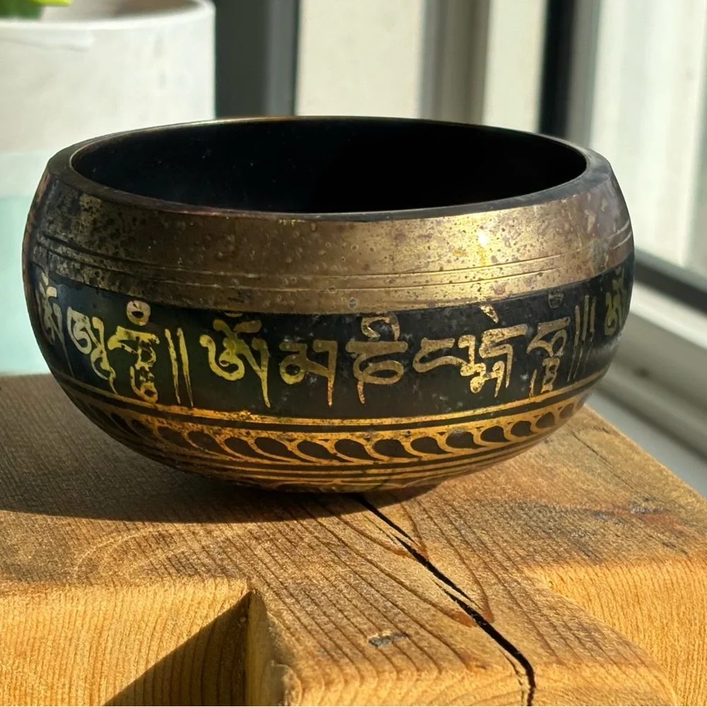Tibetan singing bowl, often used for meditation and sound healing - Picture 3 of 10